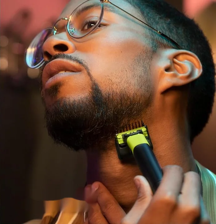 Perfilando el contorno de la barba en el cuello